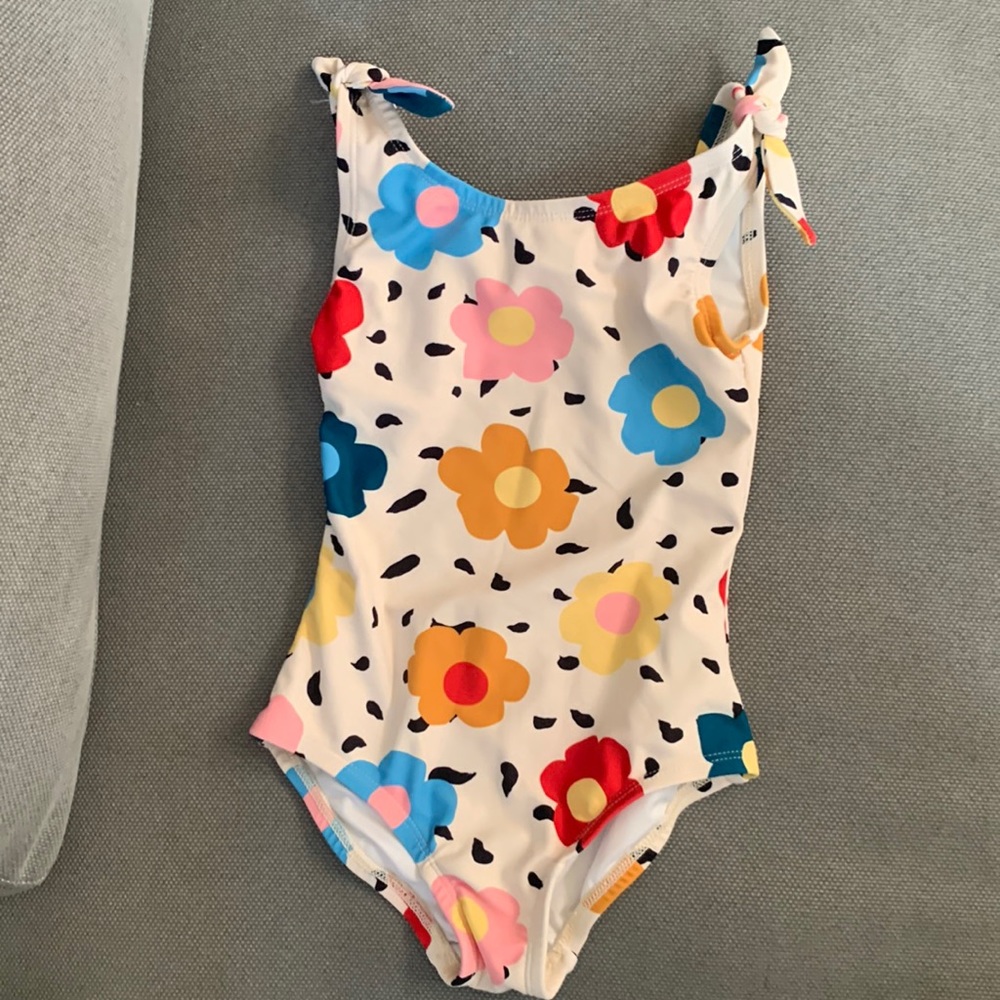 Hanna andersson floral toddler swimsuit. Size 4t (100cm). Very good condition.
